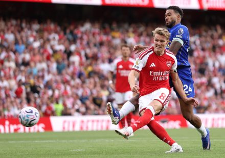 Arsenal come from behind to beat Chelsea 2-1 and maintain perfect start