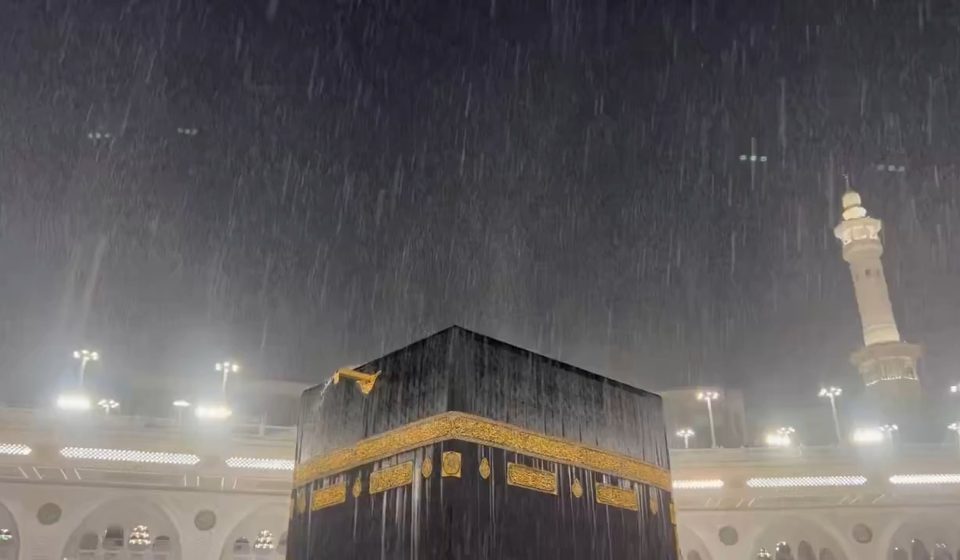 Heavy rain falls over the Kaaba in Mecca