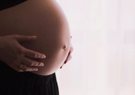 Embarazo en la adolescencia: un desafío para la salud y la educación en Santiago