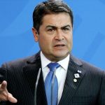 Juez cierra el caso por fraude y lavado contra expresidente de Honduras indultado en EEUU