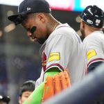 Ronald Acuña fuera de la alineación un día después de darse un foul en la espinilla
