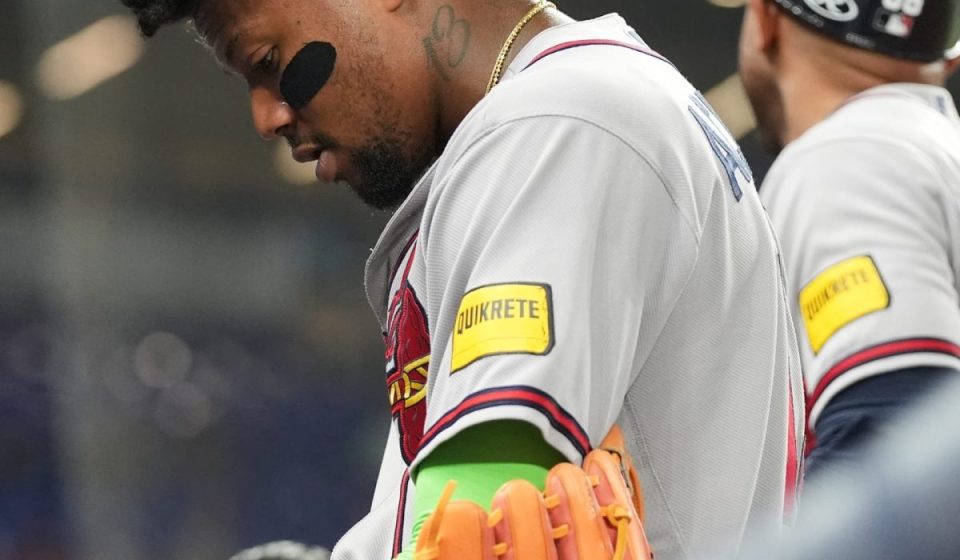 Ronald Acuña fuera de la alineación un día después de darse un foul en la espinilla