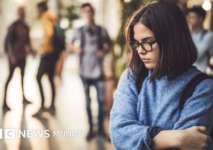 Los hábitos ocultos que empeoran tu ansiedad social (y cómo romperlos)