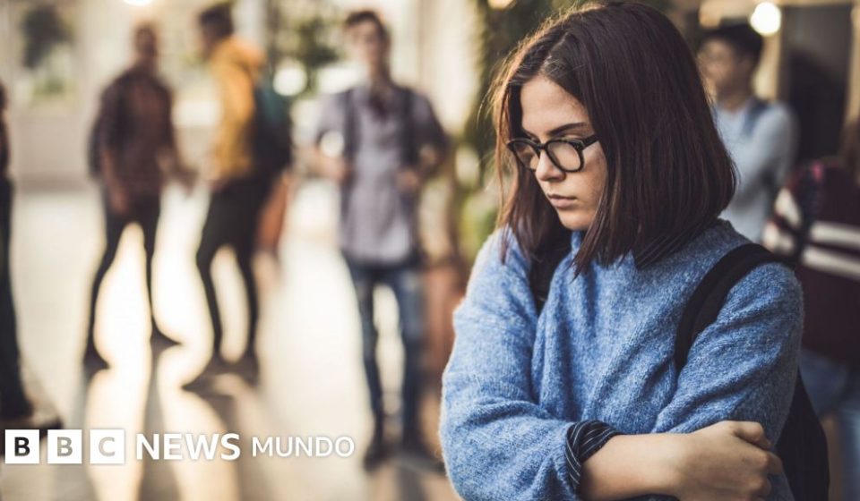 Los hábitos ocultos que empeoran tu ansiedad social (y cómo romperlos)