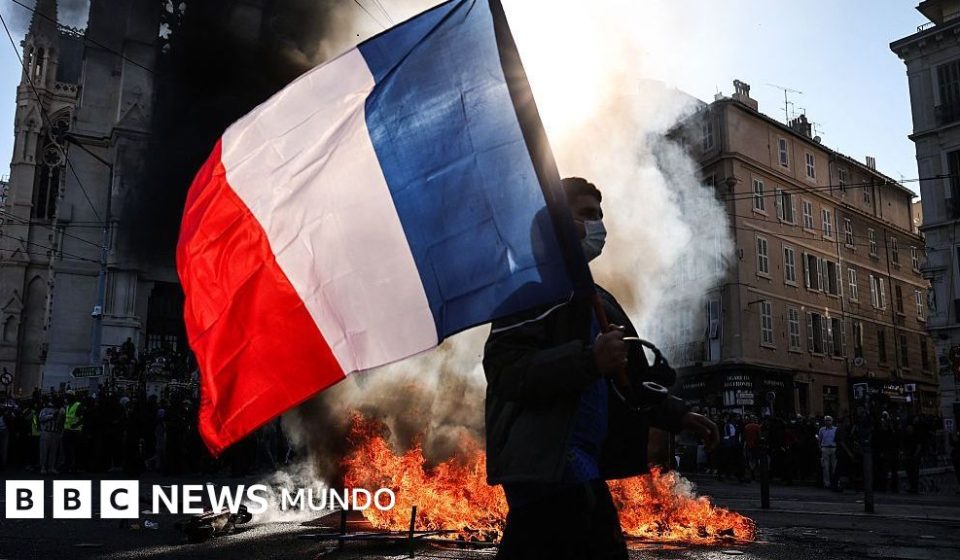 El gobierno de Francia decreta toques de queda y condena a los "ladrones" y "delincuentes" detrás de los violentos disturbios