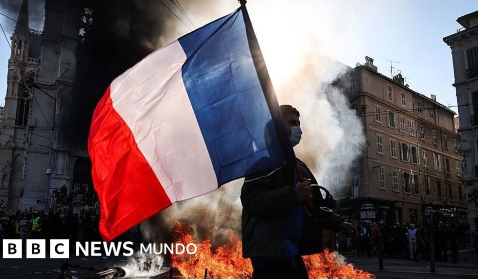Qué es el "efecto bola de nieve" de la deuda y qué papel tiene en la crítica situación económica que alimenta las protestas en Francia