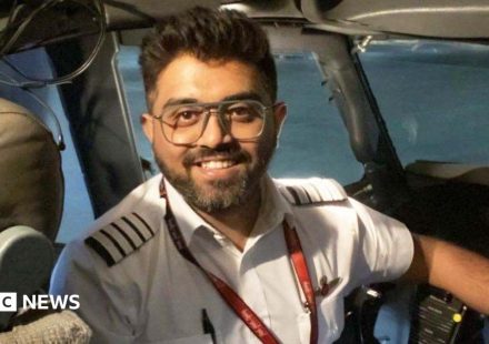 Who is the 'hero' Indian pilot who was stabbed on Israel-bound flight?