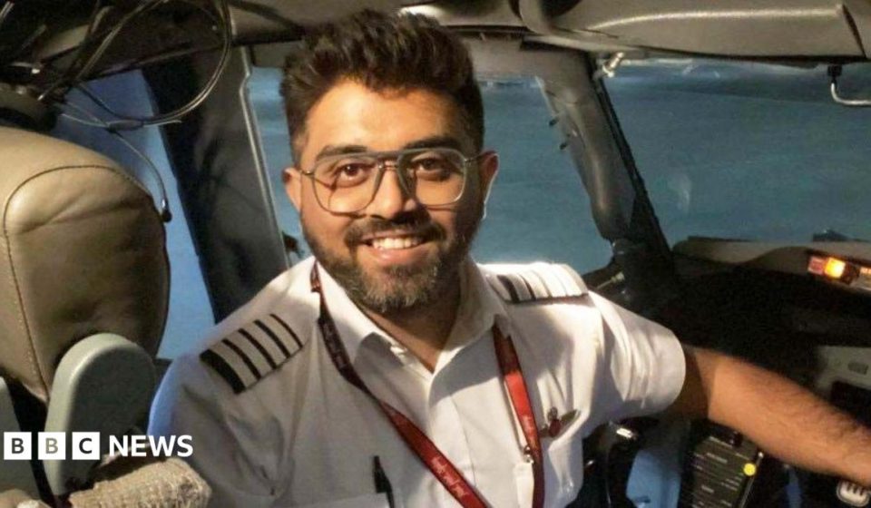 Who is the 'hero' Indian pilot who was stabbed on Israel-bound flight?