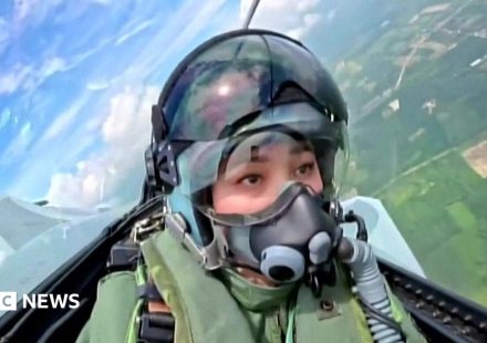 Thai Queen makes first solo flight in fighter jet