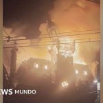 Video: El momento en que la torre de un histórico ayuntamiento francés se derrumba en llamas en medio de las protestas