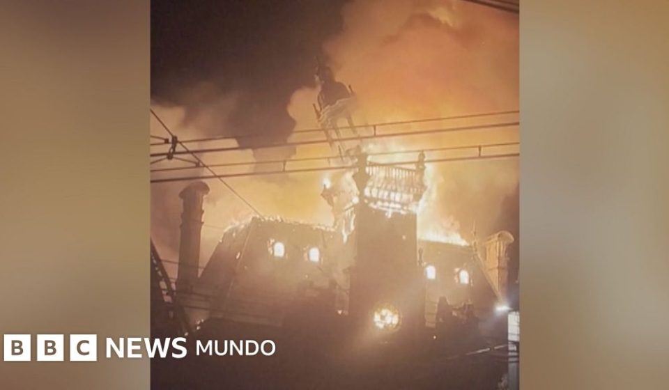 Video: El momento en que la torre de un histórico ayuntamiento francés se derrumba en llamas en medio de las protestas