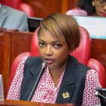 (VIDEO) Senadora de Kenia es captada chupándose el dedo y revisando su celular en una sesión parlamentaria