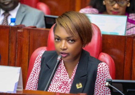 (VIDEO) Senadora de Kenia es captada chupándose el dedo y revisando su celular en una sesión parlamentaria