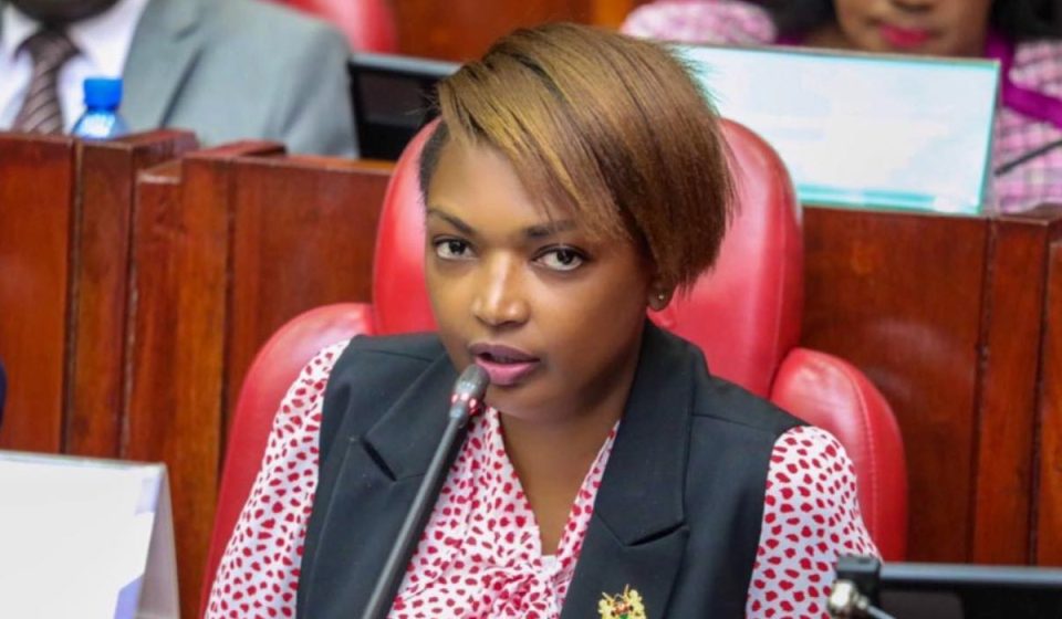 (VIDEO) Senadora de Kenia es captada chupándose el dedo y revisando su celular en una sesión parlamentaria