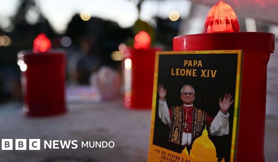 Los médicos del Papa informan que camina y se recupera "según lo previsto" tras su cirugía por un cáncer de pulmón