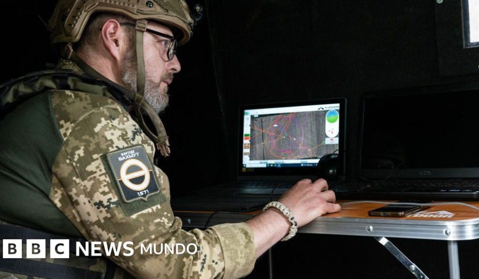 El enfado de Ucrania con Starlink, la compañía de Elon Musk, por las restricciones a la velocidad de internet que afectan a su ejército en el campo de batalla