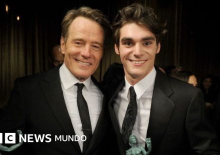 "Te echaré de menos, hijo": el mensaje de Bryan Cranston tras la muerte de RJ Mitte, su compañero de elenco en "Breaking Bad"