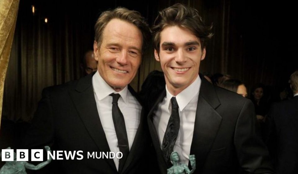 "Te echaré de menos, hijo": el mensaje de Bryan Cranston tras la muerte de RJ Mitte, su compañero de elenco en "Breaking Bad"