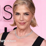 La actriz estadounidense Selma Blair es acusada de agresión tras un incidente con las azafatas durante un vuelo