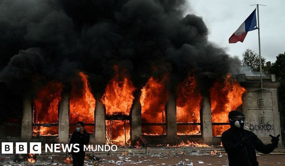 "Día de furia" en Francia: asaltos a edificios y más de 270 detenidos en multitudinarias protestas por la educación y el costo de vida