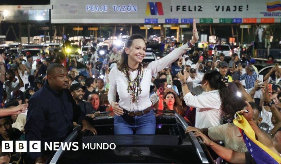 "Estoy aquí. Con ustedes": la líder opositora María Corina Machado regresa a Venezuela 10 meses después