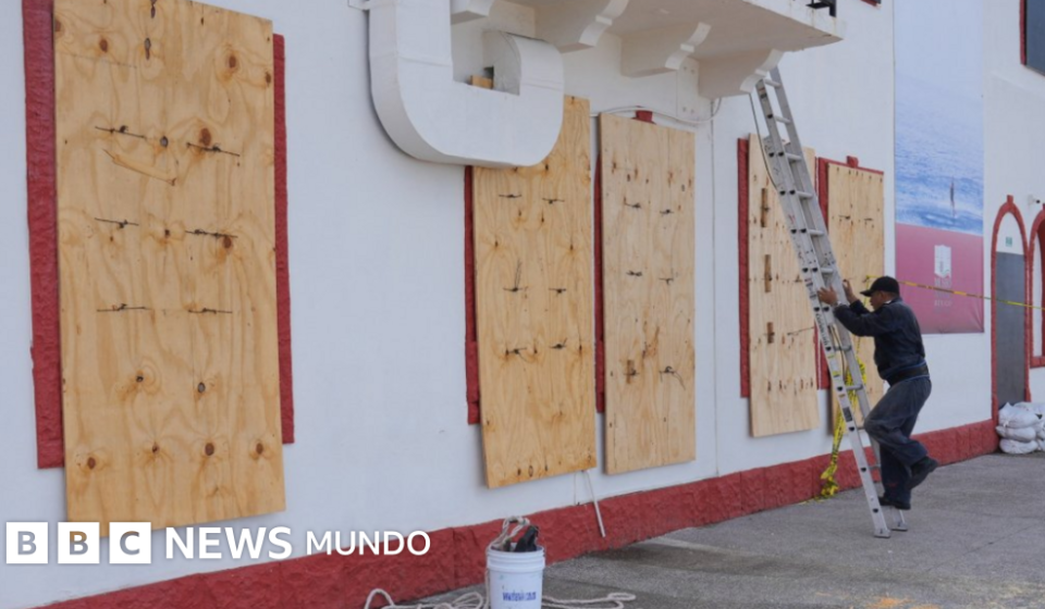 Simon se fortalece en el Pacífico y se prevé que toque tierra en las costas de México como potente huracán durante el fin de semana