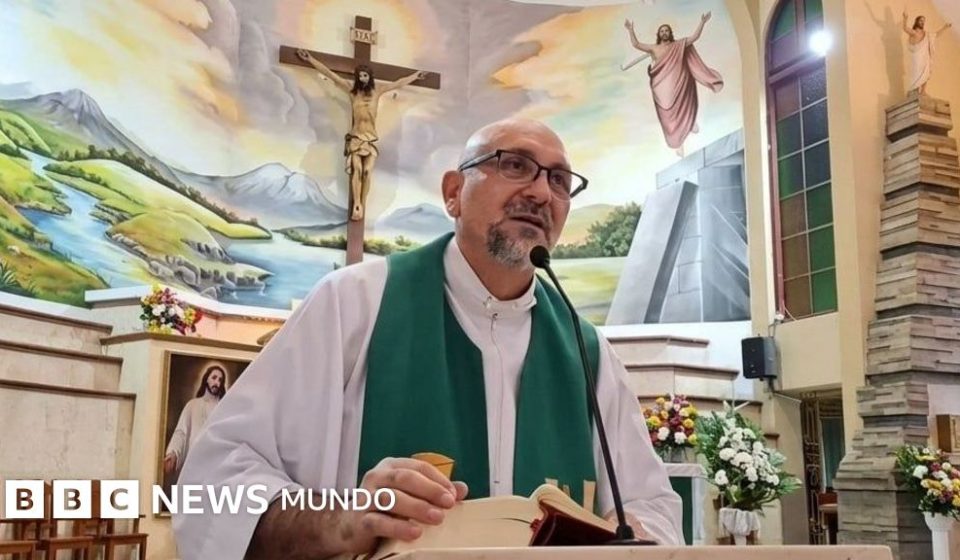 Un sacerdote muere tras caerle encima un enorme crucifijo durante una misa que estaba transmitiendo en vivo en Ecuador