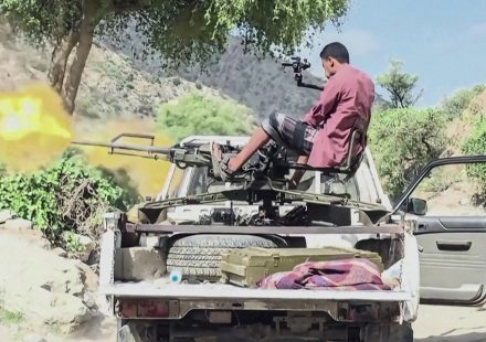Yemeni government launches air strikes on Houthi positions