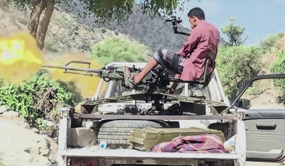 Yemeni government launches air strikes on Houthi positions