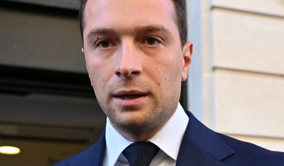 La extrema derecha francesa exige a Macron que pida perdón y que se vaya
