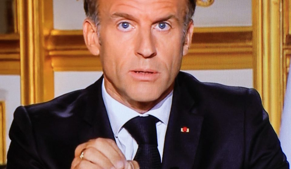 París vive nuevo episodio de violencia y saqueos en torno a plaza de la República; miles detenidos; Macron apela al orden