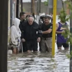 Decenas de personas son evacuadas y clausuran puentes por crecida de ríos en Argentina