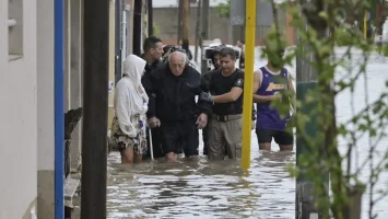 Decenas de personas son evacuadas y clausuran puentes por crecida de ríos en Argentina