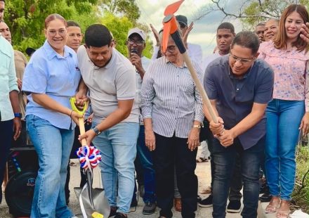 Alcalde de Postrer Río da el primer picazo para iniciar un bulevar