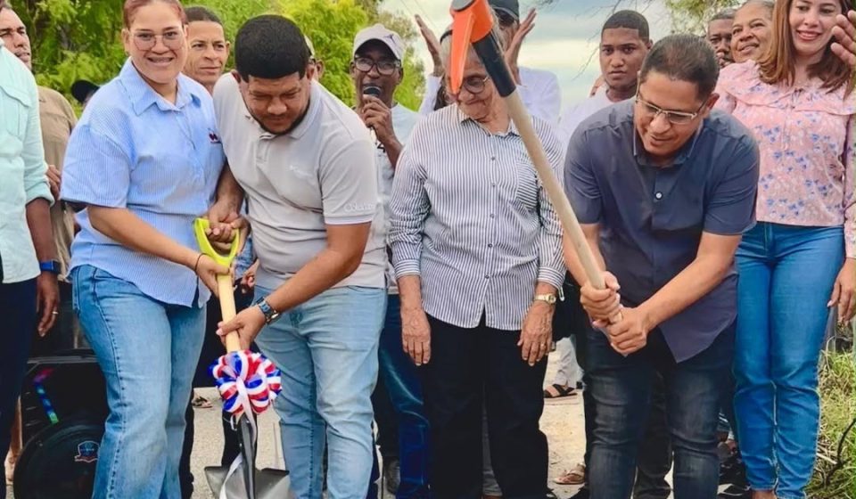 Alcalde de Postrer Río da el primer picazo para iniciar un bulevar