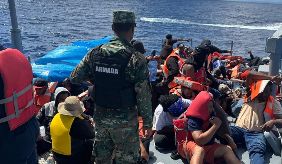 Armada de RD y Guardacostas de EE. UU. en PR interceptan embarcación con 59 personas al norte de Samaná