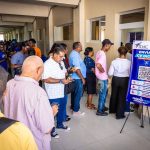 Cientos de jóvenes acuden a feria de empleos del IDAC para optar por 33 plazas en Pedernales