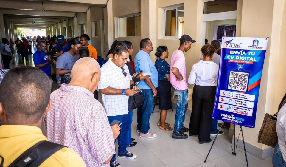 Cientos de jóvenes acuden a feria de empleos del IDAC para optar por 33 plazas en Pedernales