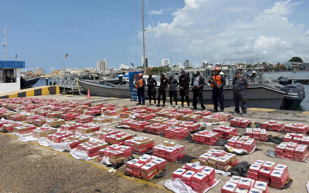 Colombia incauta de 3,5 toneladas de cocaína en polvo en una operación en el Caribe