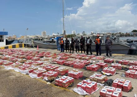 Colombia incauta de 3,5 toneladas de cocaína en polvo en una operación en el Caribe