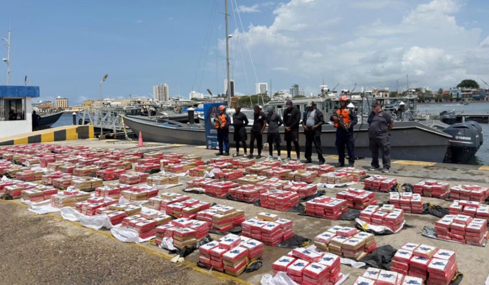 Colombia incauta de 3,5 toneladas de cocaína en polvo en una operación en el Caribe