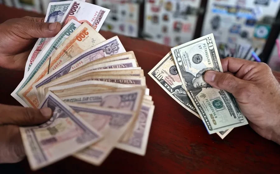 El dólar vuelve a marcar un récord en el mercado informal en Cuba al alcanzar 800 pesos