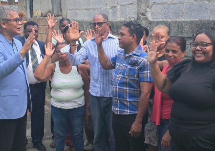 Carlos Peña juramenta en GenS a miembros de la Fuerza del Pueblo y de otras organizaciones