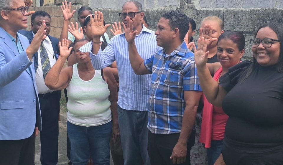 Carlos Peña juramenta en GenS a miembros de la Fuerza del Pueblo y de otras organizaciones