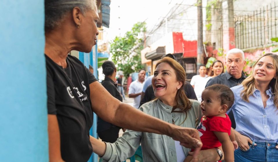 Carolina Mejía lleva su proyecto presidencial a La Yuca del Naco