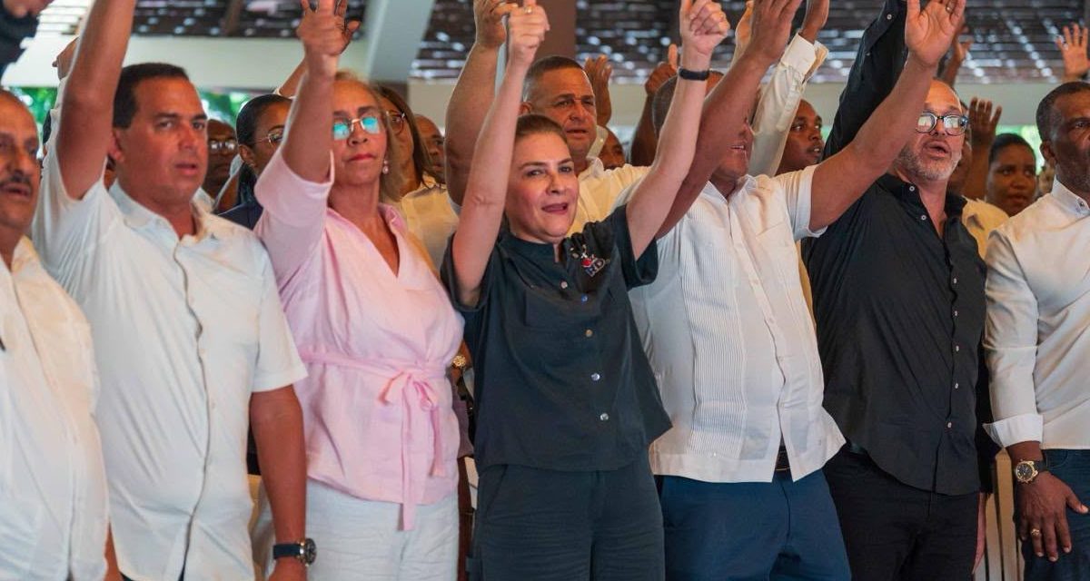 Carolina Mejía juramenta su estructura política en San Cristóbal