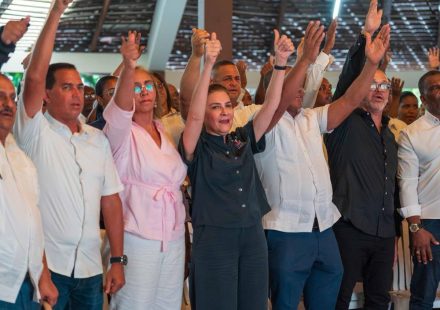 Carolina Mejía juramenta su estructura política en San Cristóbal