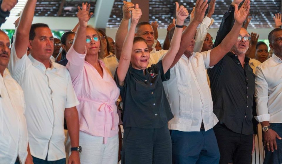 Carolina Mejía juramenta su estructura política en San Cristóbal