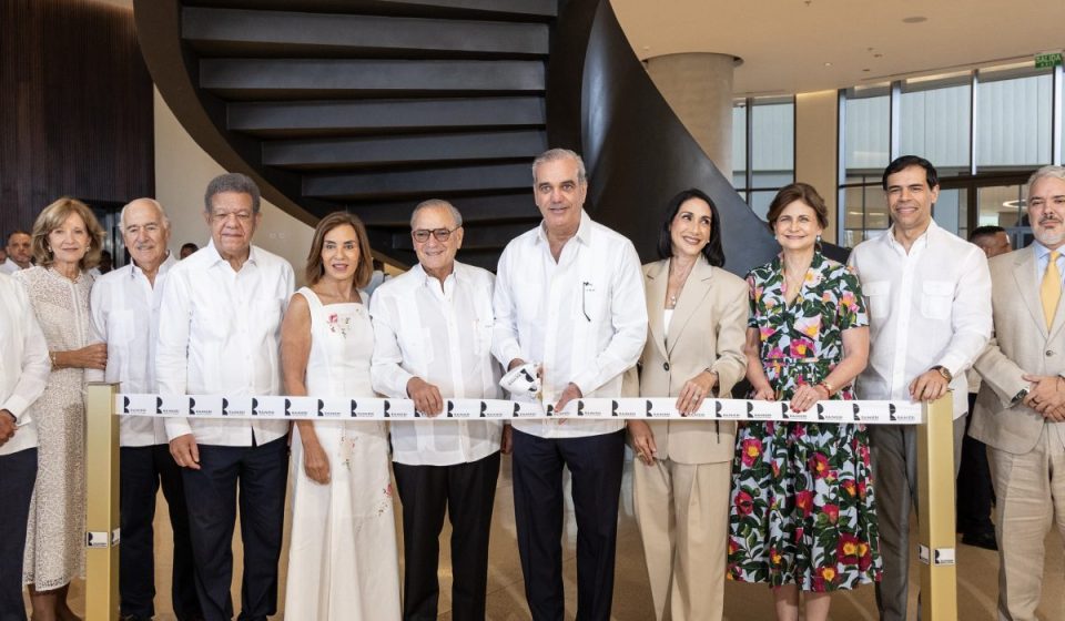 Inauguran Centro Cultural Rainieri para promover historia y arte; Abinader realiza corte de cinta