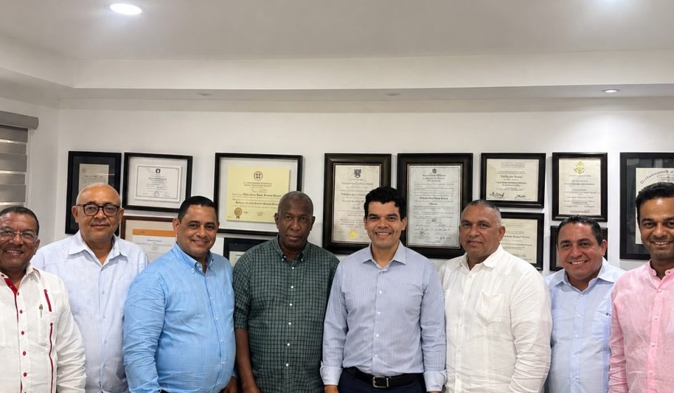 Cinco exdiputados se suman al proyecto presidencial de Wellington Arnaud